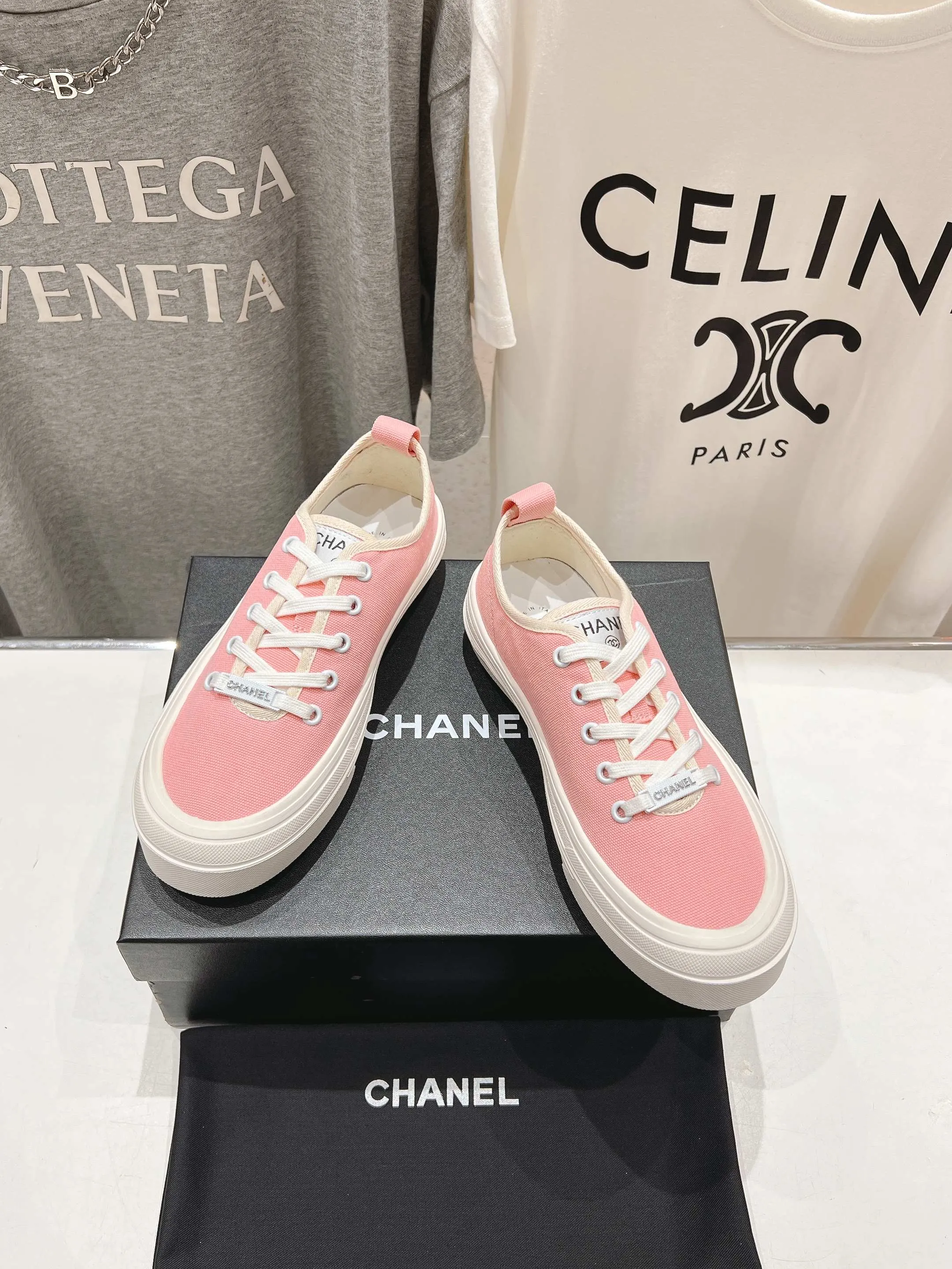 👟👟Ex-factory price 400👟👟 Chanel* Xiaoxiang 2025ss latest casual shoes, the currently super popular biscuit shoes. Internet celebrity Xiaohongshu is crazy about hot recommendations. The silly and cute style has a retro flavor! The shape is special and very recognizable. It makes your legs slimmer and longer. It is absolutely powerful. It is also very comfortable to wear. It has good looks. It is comfortable and increases your height. I must recommend it to everyone. The main feature of this year's series is minimalist style. ✔Fabric: original customized canvas. ✔Feet: water-dyed cowhide, comfortable on the feet. ✔Outsole: open-molded high-elastic rubber platform sole. ✔Number: 35-39.